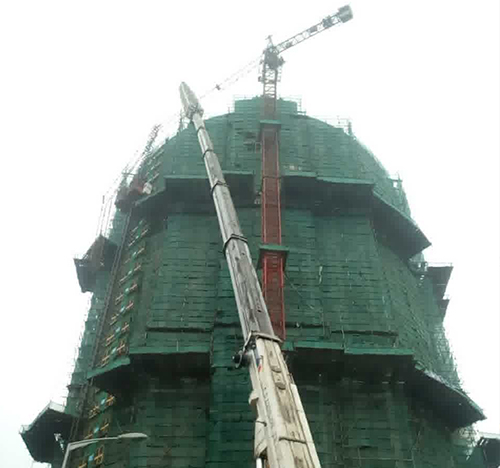 渑池吊车在工地上作业